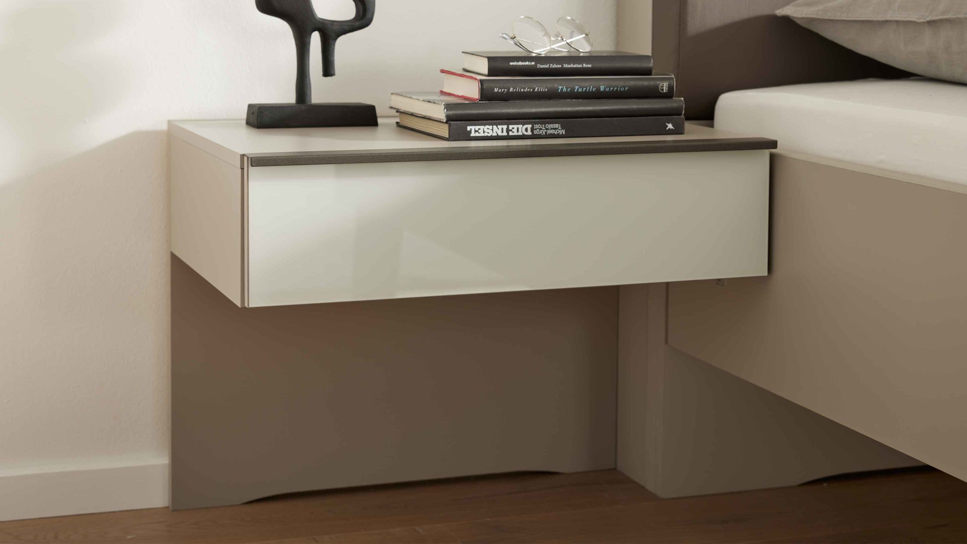 Nachtkommode Interliving aus Holz in Hellgrau Interliving Schlafzimmer Serie 1032 – Hängekonsolen-Set Kieselgrau & Weiß - zweiteilig