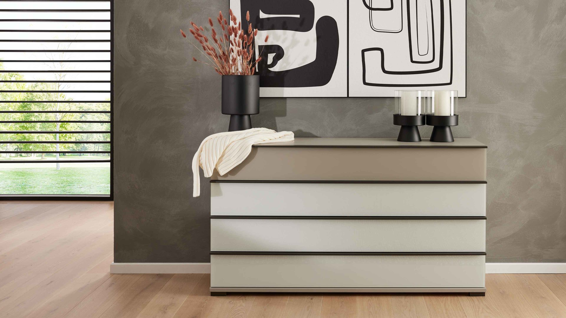 Schubladenkommode Interliving aus Holz in Weiß Interliving Schlafzimmer Serie 1032 – Schubladenkommode Weiß & Kieselgrau - vier Schubladen, Breite ca. 149 cm