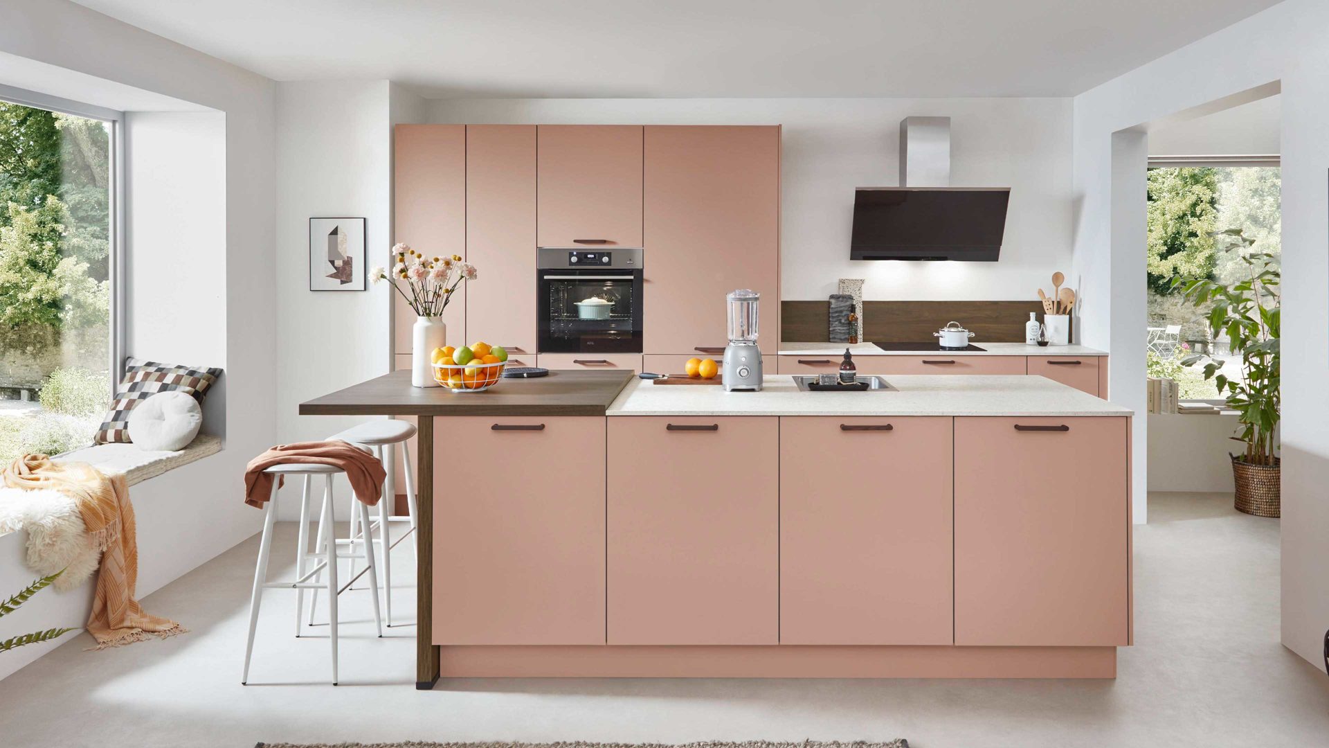 Einbauküche Nobilia® aus Holz in Rosa nobilia® Einbauküche Senso mit AEG Elektrogeräten Koralle & Walnuss - zweizeilig