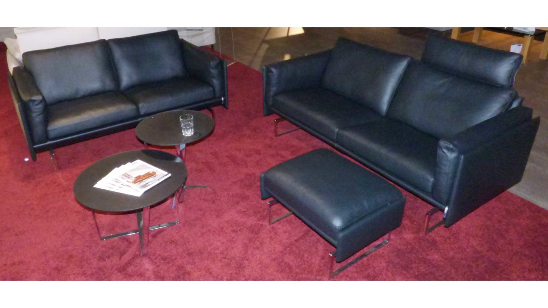Sofa-Set Erpo aus Leder Metall in Schwarz ERPO Polstergarnitur Panama schwarzes Leder & hochglänzende verchromte Rohrkufe - zwei 2,5-Sitzer + Hocker