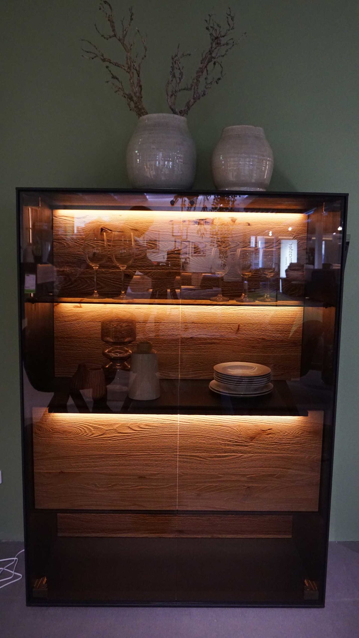 Highboard Interliving aus Glas Holz Metall in Holzfarben Anthrazit Interliving Wohnzimmer Serie 2026 - Highboard 7101 Rückwand Riffbuche massiv + Kernesche gebeizt anthrazit, ca. 108 x 148 cm