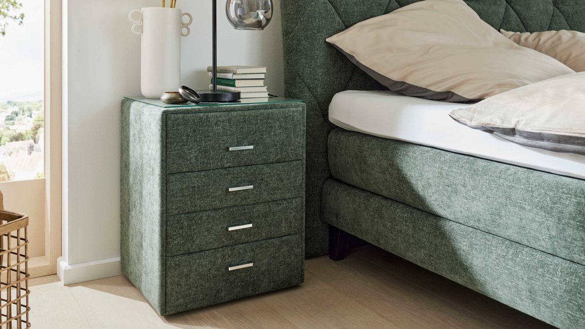 Nachtkommode Interliving aus Stoff in Grün Interliving Boxspringbett Serie 1420 - Nachtkonsole moosgrüne Chenille Toni - vier Schubladen, Breite ca. 50 cm