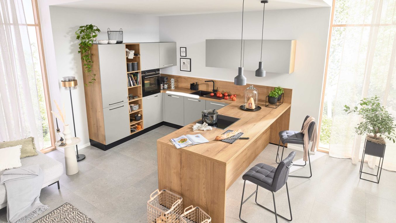 Einbauküche Interliving aus Holz in Grau Interliving Küche Serie 3086 mit SIEMENS-Einbaugeräten Platingrau & Eiche Ventura – Stellfläche ca. 350 x 278 cm
