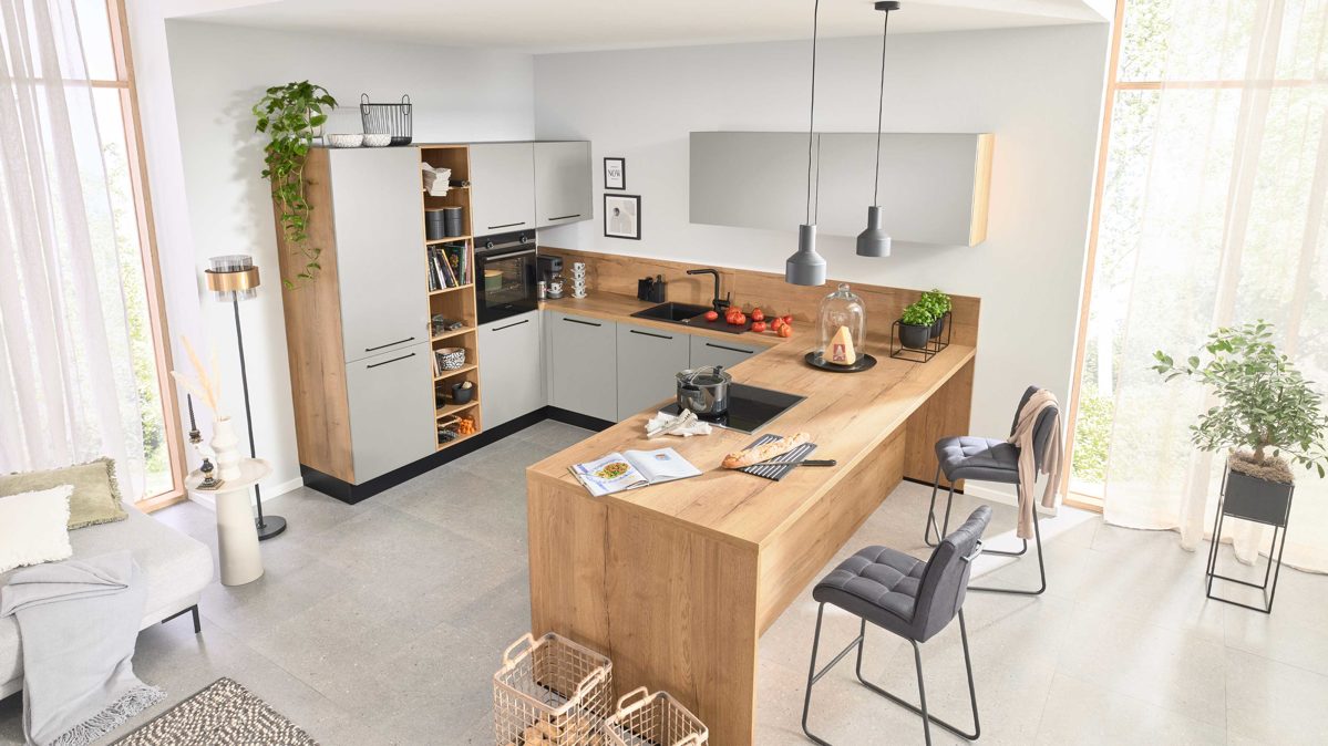 Einbauküche Interliving aus Holz in Grau Interliving Küche Serie 3086 mit SIEMENS-Einbaugeräten Platingrau & Eiche Ventura – Stellfläche ca. 350 x 278 cm