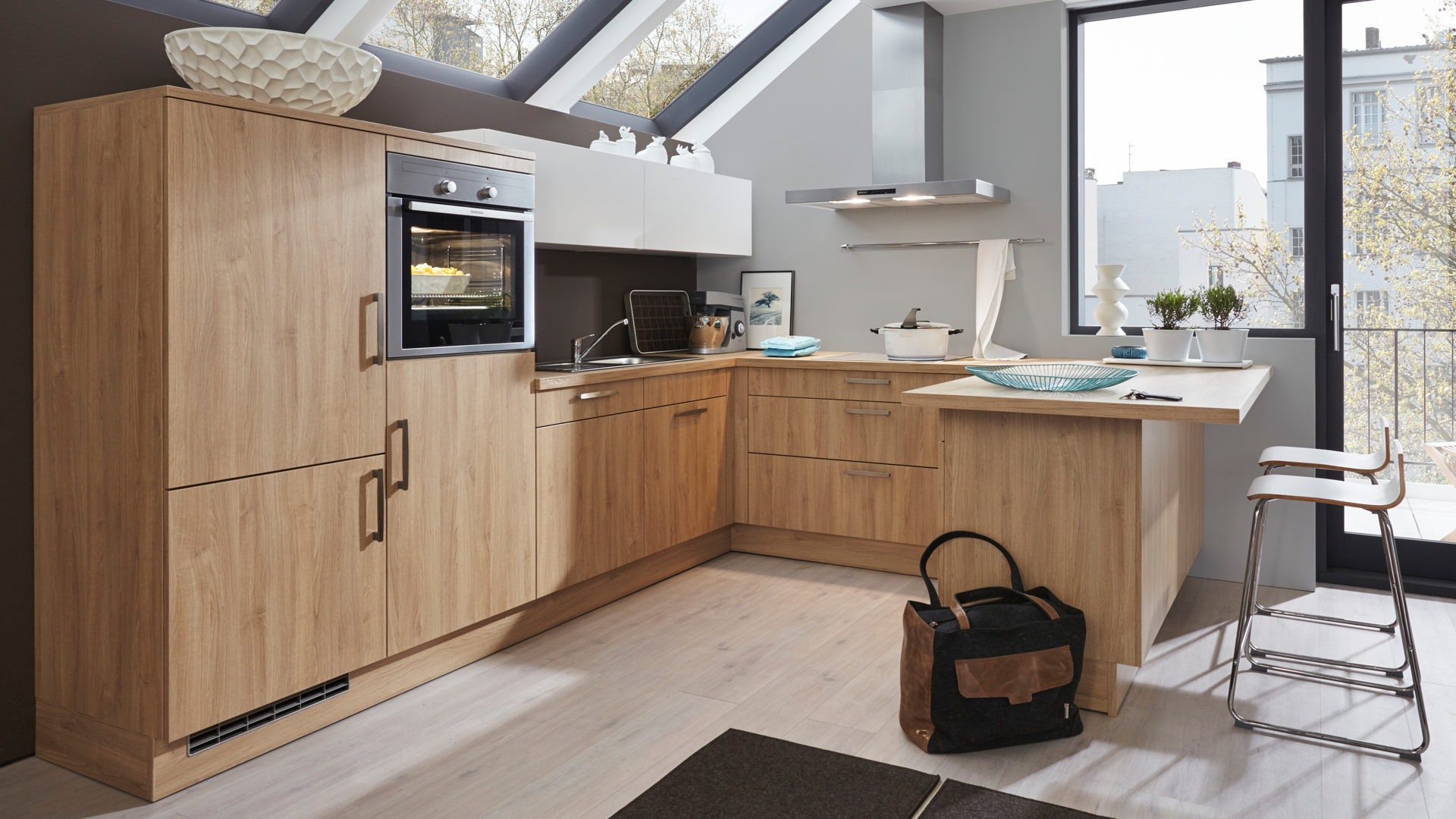 Einbauküche Schüller | wert-kÜche aus Nachbildung in Holzfarben WERT-KÜCHE Barbara mit privileg-Elektrogeräten wie Kühlschrank Asteiche & Kristallweiß - Stellfläche ca. 305 x 278 cm