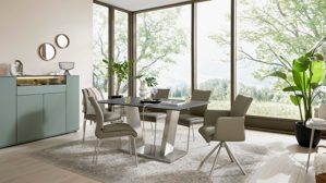 Tischgruppe Interliving aus Holz in Schwarz Interliving Esszimmer Serie 5122 – Essgruppe mit sechs Stühlen schwarzes Glas, fangofarbenes Kunstleder & Edelstahl