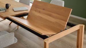 Tischgruppe Interliving aus Holz in Holzfarben Interliving Esszimmer Serie 5102 – Essgruppe im Skandi-Style Eiche Bianco & leinenfarbener Jacquard Lodge L07 - siebenteilig