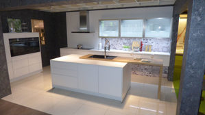 Einbauküche Nobilia® aus Holz Kunststoff Nachbildung Stein in Weiß nobilia INLINE Musterküche mit allen Elektrogeräten Alpinweiss + Siemens Geräte