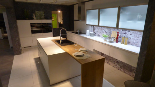 Einbauküche Nobilia® aus Holz Kunststoff Nachbildung Stein in Weiß nobilia INLINE Musterküche mit allen Elektrogeräten Alpinweiss + Siemens Geräte