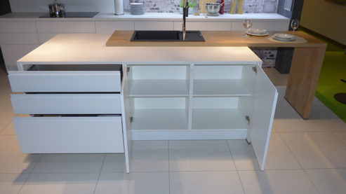 Einbauküche Nobilia® aus Holz Kunststoff Nachbildung Stein in Weiß nobilia INLINE Musterküche mit allen Elektrogeräten Alpinweiss + Siemens Geräte