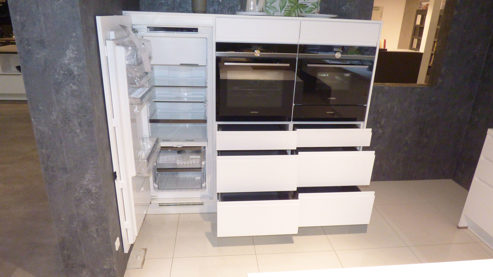 Einbauküche Nobilia® aus Holz Kunststoff Nachbildung Stein in Weiß nobilia INLINE Musterküche mit allen Elektrogeräten Alpinweiss + Siemens Geräte