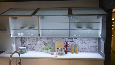 Einbauküche Nobilia® aus Holz Kunststoff Nachbildung Stein in Weiß nobilia INLINE Musterküche mit allen Elektrogeräten Alpinweiss + Siemens Geräte