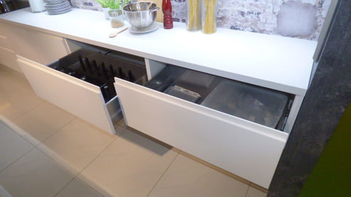 Einbauküche Nobilia® aus Holz Kunststoff Nachbildung Stein in Weiß nobilia INLINE Musterküche mit allen Elektrogeräten Alpinweiss + Siemens Geräte