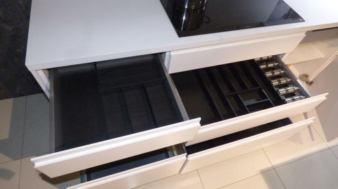 Einbauküche Nobilia® aus Holz Kunststoff Nachbildung Stein in Weiß nobilia INLINE Musterküche mit allen Elektrogeräten Alpinweiss + Siemens Geräte