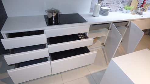 Einbauküche Nobilia® aus Holz Kunststoff Nachbildung Stein in Weiß nobilia INLINE Musterküche mit allen Elektrogeräten Alpinweiss + Siemens Geräte