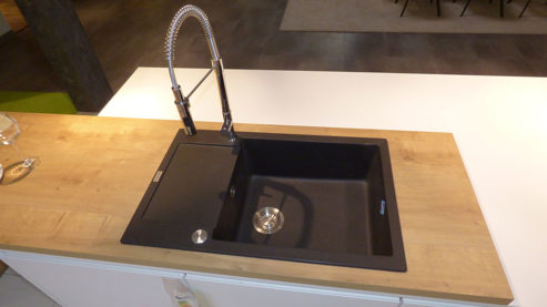 Einbauküche Nobilia® aus Holz Kunststoff Nachbildung Stein in Weiß nobilia INLINE Musterküche mit allen Elektrogeräten Alpinweiss + Siemens Geräte