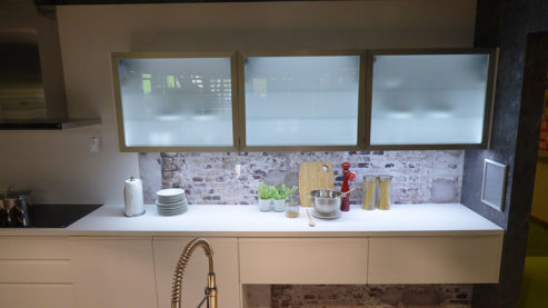 Einbauküche Nobilia® aus Holz Kunststoff Nachbildung Stein in Weiß nobilia INLINE Musterküche mit allen Elektrogeräten Alpinweiss + Siemens Geräte