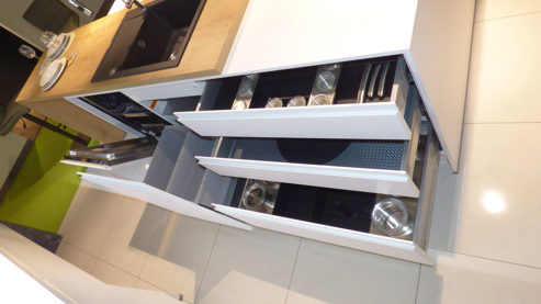 Einbauküche Nobilia® aus Holz Kunststoff Nachbildung Stein in Weiß nobilia INLINE Musterküche mit allen Elektrogeräten Alpinweiss + Siemens Geräte