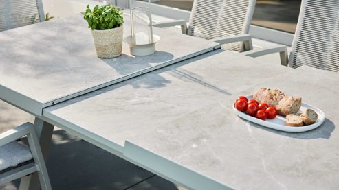 Gartentisch Interliving aus Stein in Beige Interliving Gartenmöbel Serie 7011 - Ausziehtisch gesinterter beiger Stein & taupefarbenes Aluminium - ca 200 - 240 x 100 cm