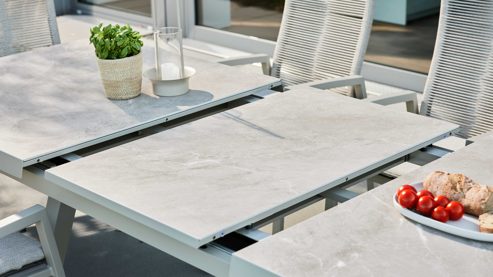 Gartenmöbel-Set Interliving aus Metall in Beige Interliving Gartenmöbel Serie 7011 - Essgruppe mit vier Stühlen beiger gesinterter Stein, Rope & Olefin, taupefarbenes Aluminium