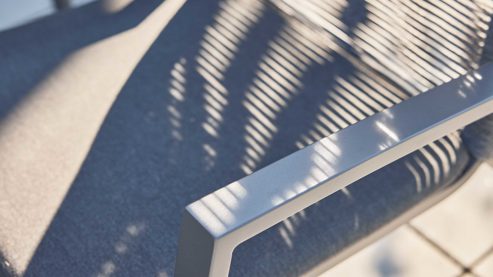 Gartenmöbel-Set Interliving aus Stein in Hellgrau Interliving Gartenmöbel Serie 7011 - Tischgruppe betonfarbener Sinterstein, rußfarbenes Sunbrella®, anthrazitfarbenes Aluminium & TEXTILENE®