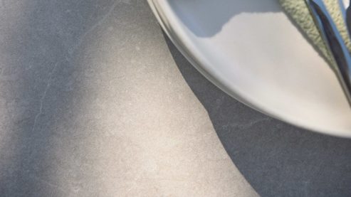 Gartentisch Interliving aus Stein in Beige Interliving Gartenmöbel Serie 7014 - Esstisch für Draußen gesinterter beiger Stein & taupefarbenes Aluminium - ca. 220 x 100 cm