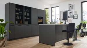 Einbauküche Interliving aus Holz in Schwarz Interliving Küche Serie 3088 mit AEG-Einbaugeräten Graphit – zweizeilig