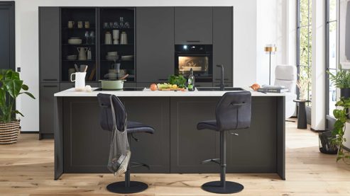 Einbauküche Interliving aus Holz in Schwarz Interliving Küche Serie 3088 mit AEG-Einbaugeräten Graphit – zweizeilig