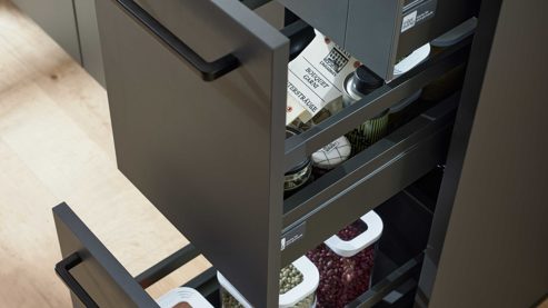 Einbauküche Interliving aus Holz in Schwarz Interliving Küche Serie 3088 mit AEG-Einbaugeräten Graphit – zweizeilig