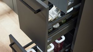 Einbauküche Interliving aus Holz in Schwarz Interliving Küche Serie 3088 mit AEG-Einbaugeräten Graphit – zweizeilig