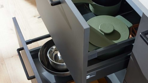 Einbauküche Interliving aus Holz in Schwarz Interliving Küche Serie 3088 mit AEG-Einbaugeräten Graphit – zweizeilig