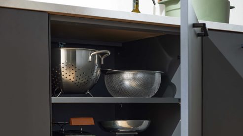 Einbauküche Interliving aus Holz in Schwarz Interliving Küche Serie 3088 mit AEG-Einbaugeräten Graphit – zweizeilig