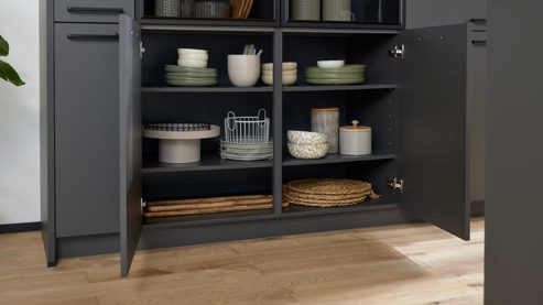 Einbauküche Interliving aus Holz in Schwarz Interliving Küche Serie 3088 mit AEG-Einbaugeräten Graphit – zweizeilig