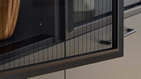 Einbauküche Interliving aus Holz in Schwarz Interliving Küche Serie 3088 mit AEG-Einbaugeräten Graphit – zweizeilig