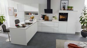 Einbauküche Interliving aus Holz in Weiß Interliving Küche Serie 3089 mit AEG-Einbaugeräten Weiß – Stellfläche ca. 220 x 480 cm