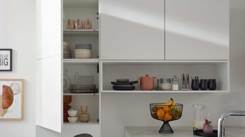 Einbauküche Interliving aus Holz in Weiß Interliving Küche Serie 3089 mit AEG-Einbaugeräten Weiß – Stellfläche ca. 220 x 480 cm