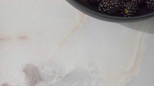 Einbauküche Interliving aus Holz in Weiß Interliving Küche Serie 3089 mit AEG-Einbaugeräten Weiß – Stellfläche ca. 220 x 480 cm