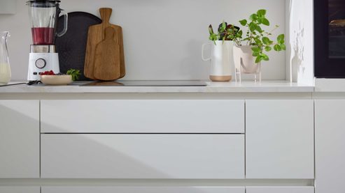 Einbauküche Interliving aus Holz in Weiß Interliving Küche Serie 3089 mit AEG-Einbaugeräten Weiß – Stellfläche ca. 220 x 480 cm