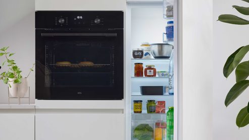 Einbauküche Interliving aus Holz in Weiß Interliving Küche Serie 3089 mit AEG-Einbaugeräten Weiß – Stellfläche ca. 220 x 480 cm