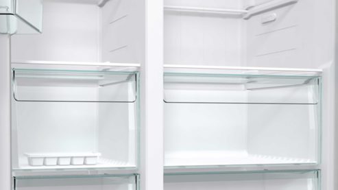 Einbauküche Interliving aus Holz in Weiß Interliving Küche Serie 3090 mit Side by Side Kühlschrank Magnolia – zweizeilig