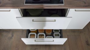 Einbauküche Interliving aus Holz in Weiß Interliving Küche Serie 3090 mit gorenje-Einbaugeräten Magnolia – zweizeilig