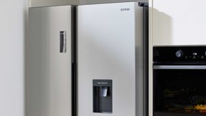 Einbauküche Interliving aus Holz in Weiß Interliving Küche Serie 3090 mit Side by Side Kühlschrank Magnolia – zweizeilig