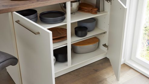 Einbauküche Interliving aus Holz in Weiß Interliving Küche Serie 3090 mit gorenje-Einbaugeräten Magnolia – zweizeilig