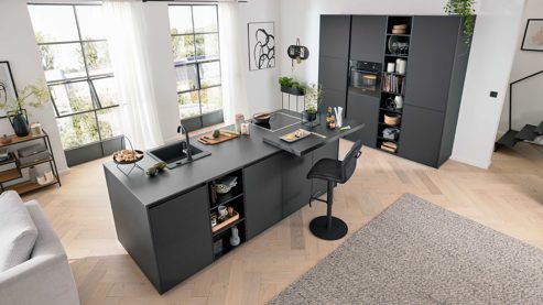 Einbauküche Interliving aus Holz in Schwarz Interliving Küche Serie 3091 mit SIEMENS Einbaugeräten Schwarz - zweizeilig