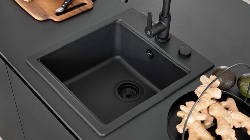 Einbauküche Interliving aus Holz in Schwarz Interliving Küche Serie 3091 mit SIEMENS Einbaugeräten Schwarz - zweizeilig