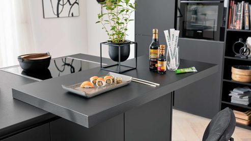 Einbauküche Interliving aus Holz in Schwarz Interliving Küche Serie 3091 mit SIEMENS Einbaugeräten Schwarz - zweizeilig