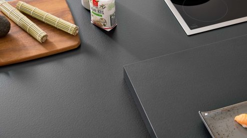 Einbauküche Interliving aus Holz in Schwarz Interliving Küche Serie 3091 mit SIEMENS Einbaugeräten Schwarz - zweizeilig