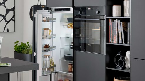 Einbauküche Interliving aus Holz in Schwarz Interliving Küche Serie 3091 mit SIEMENS Einbaugeräten Schwarz - zweizeilig