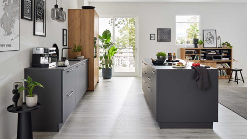 Einbauküche Interliving aus Holz in Dunkelgrau Interliving Küche Serie 3093 mit separater Homeoffice-Lösung Graphit & Eiche Venture - dreizeilig