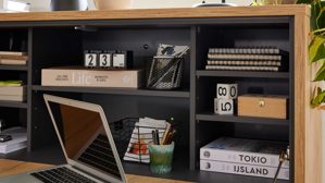 Einbauküche Interliving aus Holz in Dunkelgrau Interliving Küche Serie 3093 mit separater Homeoffice-Lösung Graphit & Eiche Venture - dreizeilig